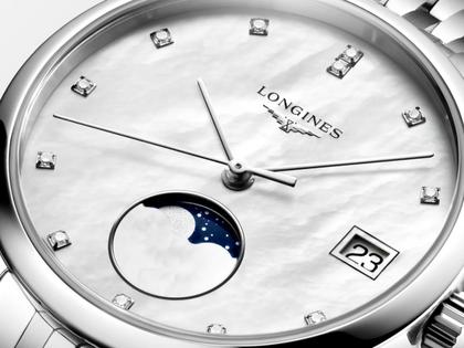 Longines Elegant Collection Quarz Edelstahl 30mm weißes Perlmutt-Zifferblatt Metallband – Damenuhren Uhr mit Datum aus Edelstahl. Das Gehäuse ist rund und silber. Das Edelstahlarmband ist silber. Das Zifferblatt ist ein Index in weiß. – Ansicht 4