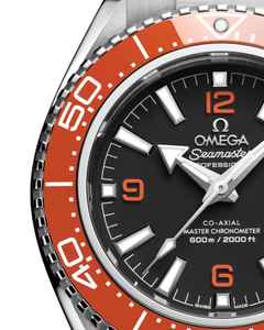 Omega Seamaster Planet Ocean 600M Automatik Edelstahl 42mm schwarzes Zifferblatt orange Keramiklünette oranges Kautschukband – Herrenuhren Uhr ohne Datum aus Edelstahl und Keramik. Das Gehäuse ist rund und silber. Das Kautschuk / Kunststoff / Silikon Armband ist orange. Das Zifferblatt ist arabisch Index und schwarz. – Ansicht 4