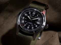 Hamilton Khaki Field Call of Duty Automatik Edelstahl 38mm schwarzes Zifferblatt olivgrünes Textilband Limited Edition – Herrenuhren Uhr mit Datum aus Edelstahl und Leder. Das Gehäuse ist rund und silber. Das Textilarmband ist grün. Das Zifferblatt ist arabisch und schwarz. – Ansicht 3