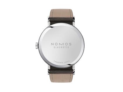 Nomos Glashütte Tangente 38 Nachtblau Handaufzug Edelstahl 38mm blaues Zifferblatt schwarzes Lederband Stahlboden – Herrenuhren Uhr ohne Datum aus Edelstahl und Leder. Das Gehäuse ist rund und silber. Das Lederarmband ist grau. Das Zifferblatt ist arabisch Index und blau. – Ansicht 2