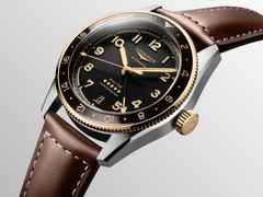 Longines Spirit Zulu Time Automatik Edelstahl 39mm Gelbgold-Lünette graues Zifferblatt braunes Lederband – Herrenuhren Uhr mit Datum aus 750 Gelbgold, Edelstahl, Keramik und Leder. Das Gehäuse ist rund und silber-gelbgold. Das Lederarmband ist braun. Das Zifferblatt ist arabisch Index und grau. – Ansicht 2
