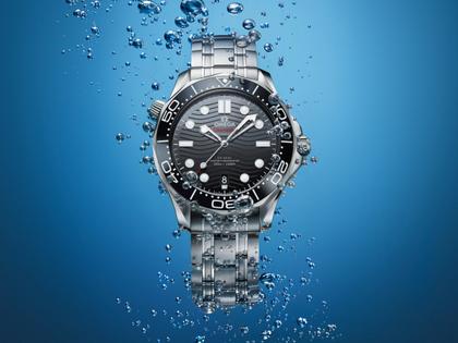 Omega Seamaster Diver 300M Automatik Edelstahl 42mm schwarzes Zifferblatt Metallband – Herrenuhren Uhr mit Datum aus Edelstahl und Keramik. Das Gehäuse ist rund und silber. Das Edelstahlarmband ist silber. Das Zifferblatt ist ein Index in schwarz. – Ansicht 6
