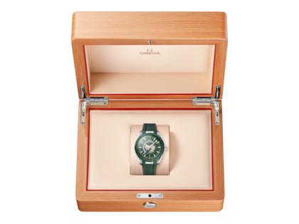 Omega Seamaster Aqua Terra 150M Automatik Edelstahl 43mm grünes Zifferblatt grünes Kautschukband – Herrenuhren Uhr mit Datum aus 750 Gelbgold, Edelstahl, Kautschuk und Keramik. Das Gehäuse ist rund und silber. Das Kautschuk / Kunststoff / Silikon Armband ist grün. Das Zifferblatt ist ein Index in grün. – Ansicht 6