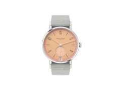 Nomos Glashütte Tangente 38 Datum "175 Years Watchmaking - Pastell" Handaufzug Edelstahl korallfarbenes Zifferblatt graues Textilband Glasboden – Herrenuhren Uhr mit Datum aus Edelstahl. Das Gehäuse ist rund und silber. Das Textilarmband ist grau. Das Zifferblatt ist arabisch Index und orange.