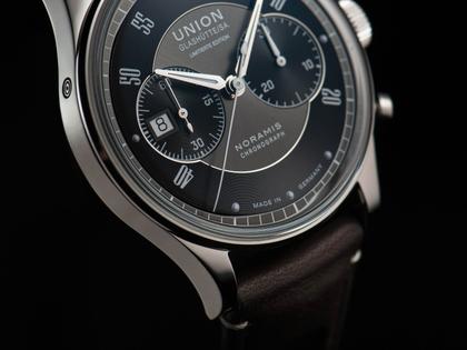 Union Glashütte Noramis Chronograph Sachsen Classic 2022 Limited Edition Automatik Edelstahl 42mm graues Zifferblatt braunes Lederband – Herrenuhren Chronograph aus Edelstahl. Das Gehäuse ist rund und silber. Das Lederarmband ist braun. Das Zifferblatt ist arabisch Index und grau. – Ansicht 5