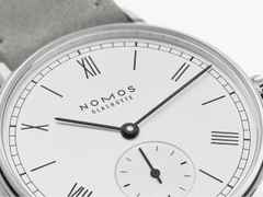 Nomos Glashütte Ludwig 33 75 Jahre Grundgesetz Handaufzug Edelstahl 33mm weißes Zifferblatt graues Lederband limitiert – Damenuhren Uhr ohne Datum aus Edelstahl und Leder. Das Gehäuse ist rund und silber. Das Lederarmband ist grau. Das Zifferblatt ist römisch Index und weiß. – Ansicht 4