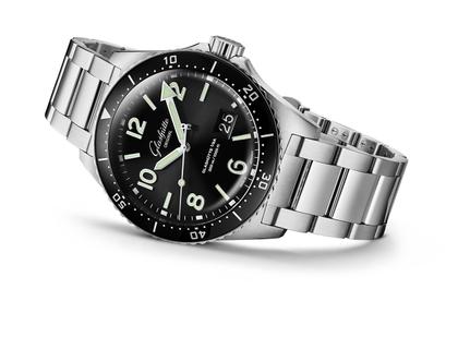 Glashütte Original SeaQ Panoramadatum Automatik Edelstahl 43mm schwarzes Zifferblatt Metallband – Herrenuhren Uhr mit Datum aus Edelstahl. Das Gehäuse ist rund und silber. Das Edelstahlarmband ist silber. Das Zifferblatt ist arabisch Index und schwarz. – Ansicht 2