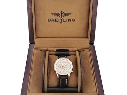 Breitling Montbrillant 01 Limited Edition Automatik Rotgold 40mm beiges Zifferblatt braunes Lederband RB013112 Full Set mit Garantie Occasion – Herrenuhren Chronograph aus 750 Rotgold. Das Gehäuse ist rund und rotgold. Das Lederarmband ist braun. Das Zifferblatt ist arabisch Index und beige. – Ansicht 7