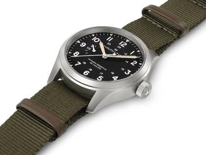 Hamilton Khaki Field Mechanical Power Reserve Handaufzug Edelstahl 40mm schwarzes Zifferblatt grünes Textilband – Herrenuhren Uhr ohne Datum aus Edelstahl. Das Gehäuse ist rund und silber. Das Textilarmband ist grün. Das Zifferblatt ist arabisch und schwarz. – Ansicht 3