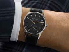 Nomos Glashütte Orion neomatik 41 Datum New Black Automatik Edelstahl schwarzes Zifferblatt schwarzes Lederband Glasboden – Herrenuhren Uhr mit Datum aus Edelstahl, Leder und rhodiniert. Das Gehäuse ist rund und silber. Das Lederarmband ist schwarz. Das Zifferblatt ist ein Index in schwarz. – Ansicht 6