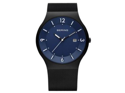 Bering 14440 Edelstahl Herrenuhr – Herrenuhren Uhr mit Datum aus Edelstahl und PVD beschichtet. Das Gehäuse ist rund und schwarz. Das Edelstahlarmband ist schwarz. Das Zifferblatt ist arabisch Index und blau.