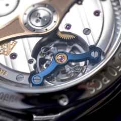H. Moser & Cie. Endeavour Centre Seconds Concept Funky Blue Automatic Double Hairspring Limited Edition – Herrenuhren Uhr ohne Datum aus Edelstahl. Das Gehäuse ist rund und silber. Das Lederarmband Kroko / Alligator ist grau. Das Zifferblatt ist ein Index in blau. – Ansicht 3
