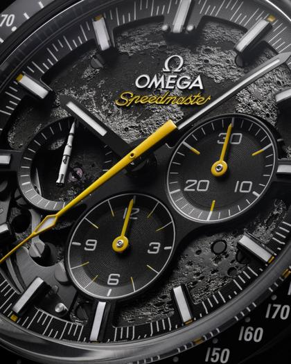 Omega Speedmaster Dark Side of the Moon Apollo 8 Chronograph Handaufzug Keramik 44mm schwarzes Zifferblatt schwarzes Kautschukband – Herrenuhren Chronograph aus Aluminium, Kautschuk und Keramik. Das Gehäuse ist rund und schwarz. Das Kautschuk / Kunststoff / Silikon Armband ist schwarz. Das Zifferblatt ist ein Index in schwarz. – Ansicht 6