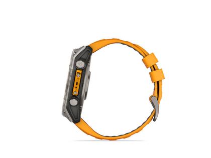 Garmin fenix 8 51mm AMOLED faserverstärktes Polymer Titan graphitfarben beschichtet oranges Kautschukband – Herrenuhren Uhr Multifunktion aus DLC beschichtet, Kautschuk und Titan. Das Gehäuse ist rund und grau. Das Kautschuk / Kunststoff / Silikon Armband ist orange. Das Zifferblatt ist digital und schwarz. – Ansicht 5