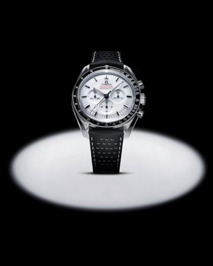 Omega Speedmaster Moonwatch Professional Chronograph Handaufzug Edelstahl 42mm weißes Zifferblatt schwarzes Lederband – Herrenuhren Chronograph aus Edelstahl, eloxiertes Aluminium und Leder. Das Gehäuse ist rund und silber. Das Lederarmband ist schwarz. Das Zifferblatt ist ein Index in weiß. – Ansicht 6