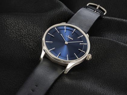 Sinn Spezialuhren 1739 Ag B Automatik Silbergehäuse 39mm blaues Zifferblatt braunes Lederband – Herrenuhren Uhr ohne Datum aus 925 Silber und Leder. Das Gehäuse ist rund und silber. Das Lederarmband ist braun. Das Zifferblatt ist ein Index in blau. – Ansicht 5