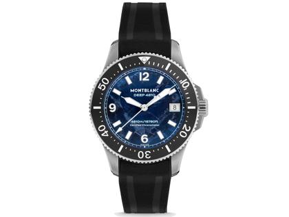 Montblanc Iced Sea 0 Oxygen Deep 4810 Automatik Titan 43mm blaues Zifferblatt schwarzes Kautschukband – Herrenuhren Uhr mit Datum aus Kautschuk, Keramik und Titan. Das Gehäuse ist rund und grau. Das Kautschuk / Kunststoff / Silikon Armband ist schwarz. Das Zifferblatt ist arabisch Index und blau.