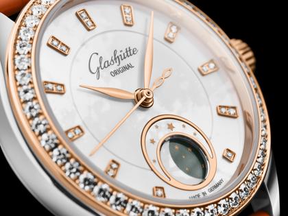 Glashütte Original Lady Serenade Luna Automatik Edelstahl 32,5mm weißes Zifferblatt oranges Lederband – Damenuhren Uhr ohne Datum aus 750 Rotgold, Edelstahl und Leder. Das Gehäuse ist rund und silber. Das Lederarmband Kroko / Alligator ist orange. Das Zifferblatt ist ein Index in weiß. – Ansicht 4
