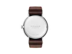 Nomos Glashütte Ludwig 38 Emailleweiß Handaufzug Edelstahl weißes Zifferblatt Metallband Stahlboden – Herrenuhren Uhr ohne Datum aus Edelstahl. Das Gehäuse ist rund und silber. Das Edelstahlarmband ist silber. Das Zifferblatt ist römisch Index und weiß. – Ansicht 3