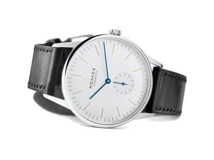 Nomos Glashütte Orion 38 Handaufzug Edelstahl 38mm weißes Zifferblatt schwarzes Zifferblatt Glasboden – Herrenuhren Uhr ohne Datum aus Edelstahl. Das Gehäuse ist rund und silber. Das Lederarmband ist schwarz. Das Zifferblatt ist ein Index in weiß. – Ansicht 2