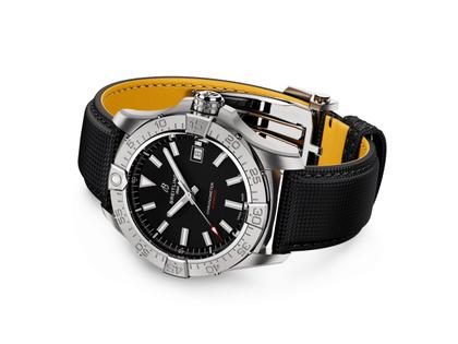 Breitling Avenger Automatik 42 Edelstahl schwarzes Zifferblatt schwarzes Lederband – Herrenuhren Uhr mit Datum aus Edelstahl und Leder. Das Gehäuse ist rund und silber. Das Lederarmband ist schwarz. Das Zifferblatt ist ein Index in schwarz. – Ansicht 3