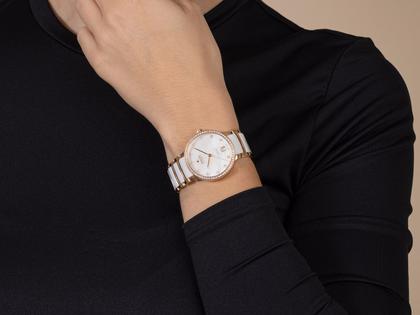 Rado Centrix Diamonds Automatik Edelstahl Roségold-PVD 35mm weißes Zifferblatt mit Brillanten Metallband – Damenuhren Uhr mit Datum aus Edelstahl, Keramik und PVD beschichtet. Das Gehäuse ist rund und roségold. Das Edelstahlarmband ist roségold. Das Zifferblatt ist ein Index in weiß. – Ansicht 7