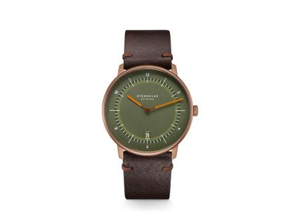 Sternglas Naos 1905 Quarz Edelstahl Bronze-PVD 38mm grünes Zifferblatt braunes Lederband – Herrenuhren Uhr mit Datum aus Edelstahl, Leder und PVD beschichtet. Das Gehäuse ist rund und bronze. Das Lederarmband ist braun. Das Zifferblatt ist ein Index in grün.