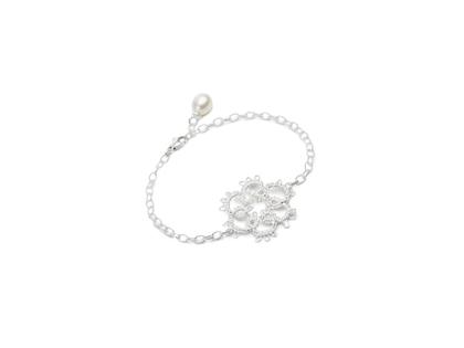 Brigitte Adolph Jewellery Design Fräulein Loreley Armband Silber 18cm mit weißer Süßwasserperle – Armschmuck Armband in silber und aus 925 Silber.
