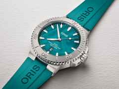 Oris New York Harbor LE II Automatik Edelstahl 43,5mm petrolfarbenes Perlmutt-Zifferblatt petrolfarbenes Kautschukband limitiert – Herrenuhren Uhr mit Datum aus Edelstahl und Kautschuk. Das Gehäuse ist rund und silber. Das Kautschuk / Kunststoff / Silikon Armband ist türkis. Das Zifferblatt ist ein Index in türkis. – Ansicht 5