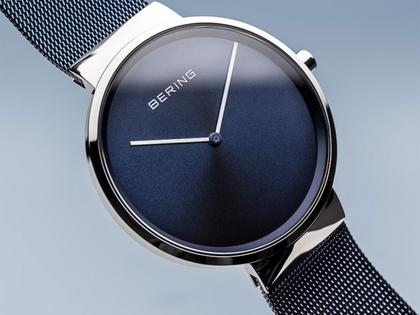 Bering 14539 Edelstahl Herrenuhr blaues Zifferblatt blaues Edelstahlband – Herrenuhren Uhr ohne Datum aus Edelstahl. Das Gehäuse ist rund und silber. Das Edelstahlarmband ist blau. Das Zifferblatt ist ohne Zeichen und blau. – Ansicht 2