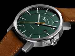 Mühle Glashütte 29er Casual Edition 30 Jahre Deutsche Einheit Automatik Edelstahl 42,4mm grünes Zifferblatt braunes Lederband – Herrenuhren Uhr mit Datum aus Edelstahl und Leder. Das Gehäuse ist rund und silber. Das Lederarmband ist braun. Das Zifferblatt ist ein Index in grün. – Ansicht 4