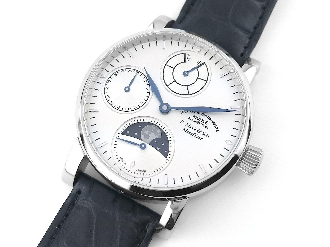 Mühle Glashütte Robert Mühle Mondphase Handaufzug Edelstahl 42mm silbernes Zifferblatt schwarzes Lederband M1-11-53 Full Set Occasion Refurbished – Herrenuhren Uhr mit Datum aus Edelstahl. Das Gehäuse ist rund und silber. Das Lederarmband ist schwarz. Das Zifferblatt ist ein Index in silber. – Ansicht 4