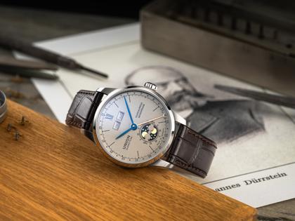 Union Glashütte 1893 Johannes Dürrstein Edition Doppelmondphase Handaufzug Edelstahl 41mm beiges Zifferblatt braunes Lederband – Herrenuhren Uhr mit Datum aus Edelstahl und Leder. Das Gehäuse ist rund und silber. Das Lederarmband ist braun. Das Zifferblatt ist römisch Index und beige. – Ansicht 11