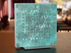 Qlocktwo Earth 13.5 Creator's Edition Vintage Copper mit Aluminumgehäuse – Großuhren Tischuhr aus Aluminium und Edelstahl. Das Gehäuse ist quadratisch und silber. Das Zifferblatt ist digital und grün. – Ansicht 2