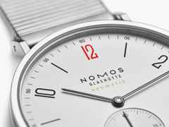 Nomos Glashütte Tangente 39 neomatik für Ärzte ohne Grenzen Automatik Edelstahl 39mm weißes Zifferblatt Metallband – Damenuhren Uhr ohne Datum aus Edelstahl. Das Gehäuse ist rund und silber. Das Edelstahlarmband ist schwarz. Das Zifferblatt ist arabisch Index und silber. – Ansicht 5