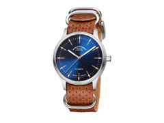 Mühle Glashütte Panova Blau Automatik Edelstahl 40mm braunes Lederband – Herrenuhren Uhr ohne Datum aus Edelstahl und Leder. Das Gehäuse ist rund und silber. Das Lederarmband ist braun. Das Zifferblatt ist ein Index in blau.