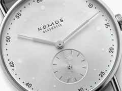 Nomos Glashütte Metro 33 All Silver Handaufzug Edelstahl 33mm silbernes Zifferblatt graues Lederband Stahlboden – Damenuhren Uhr ohne Datum aus Edelstahl und Leder. Das Gehäuse ist rund und silber. Das Lederarmband ist grau. Das Zifferblatt ist ein Index in silber. – Ansicht 3