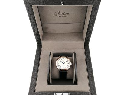 Glashütte Original Senator Automatik Rotgold 40mm silbernes Zifferblatt Lederband 1-39-59-01-05-04 Full Set mit Garantie Occasion – Herrenuhren Uhr ohne Datum aus 750 Rotgold. Das Gehäuse ist rund und rotgold. Das Lederarmband Kroko / Alligator ist schwarz. Das Zifferblatt ist römisch und silber. – Ansicht 5