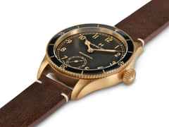 Hamilton Khaki Aviation Pilot Pioneer Mechanical Handaufzug Bronze 43mm schwarzes Zifferblatt braunes Lederband – Herrenuhren Uhr ohne Datum aus Bronze und Leder. Das Gehäuse ist rund und gelbgold. Das Lederarmband ist braun. Das Zifferblatt ist arabisch und schwarz. – Ansicht 2