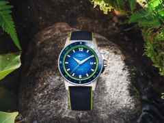 Mühle Glashütte Sportivo Compass Datum Automatik Edelstahl 42,5mm blaues Zifferblatt blaues Leder-Kautschukband – Herrenuhren Uhr mit Datum aus Edelstahl, Kautschuk, Keramik und Leder. Das Gehäuse ist rund und silber. Das Kautschuk / Kunststoff / Silikon Armband ist blau. Das Zifferblatt ist arabisch Index und blau. – Ansicht 3