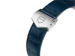 TAG Heuer Monaco Chronograph Automatik Edelstahl 39mm blaues Zifferblatt blaues Lederband – Herrenuhren Chronograph aus Edelstahl. Das Gehäuse ist rechteckig und silber. Das Lederarmband Kroko / Alligator ist blau. Das Zifferblatt ist ein Index in blau. – Ansicht 4