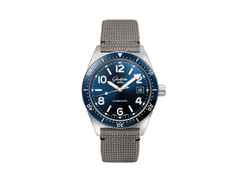 Glashütte Original SeaQ Automatik Edelstahl 40mm blaues Zifferblatt graues Textilband Glasboden – Herrenuhren Uhr mit Datum aus Edelstahl und Keramik. Das Gehäuse ist rund und silber. Das Textilarmband ist grau. Das Zifferblatt ist arabisch Index und blau.