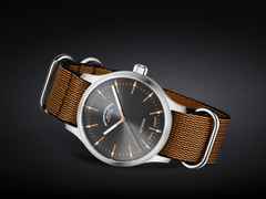 Mühle Glashütte Panova Grau Automatik Edelstahl 40mm schwarz-oranges Textilband – Herrenuhren Uhr ohne Datum aus Edelstahl und Leder. Das Gehäuse ist rund und silber. Das Textilarmband ist orange. Das Zifferblatt ist ein Index in grau. – Ansicht 2