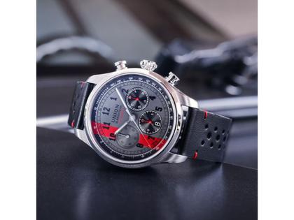 Union Glashütte Belisar Chronograph Speedster Limited Edition 2024 Automatik Edelstahl 44mm graues Zifferblatt graues Lederband – Herrenuhren Chronograph aus Edelstahl. Das Gehäuse ist rund und silber. Das Lederarmband ist schwarz. Das Zifferblatt ist arabisch Index und grau. – Ansicht 5