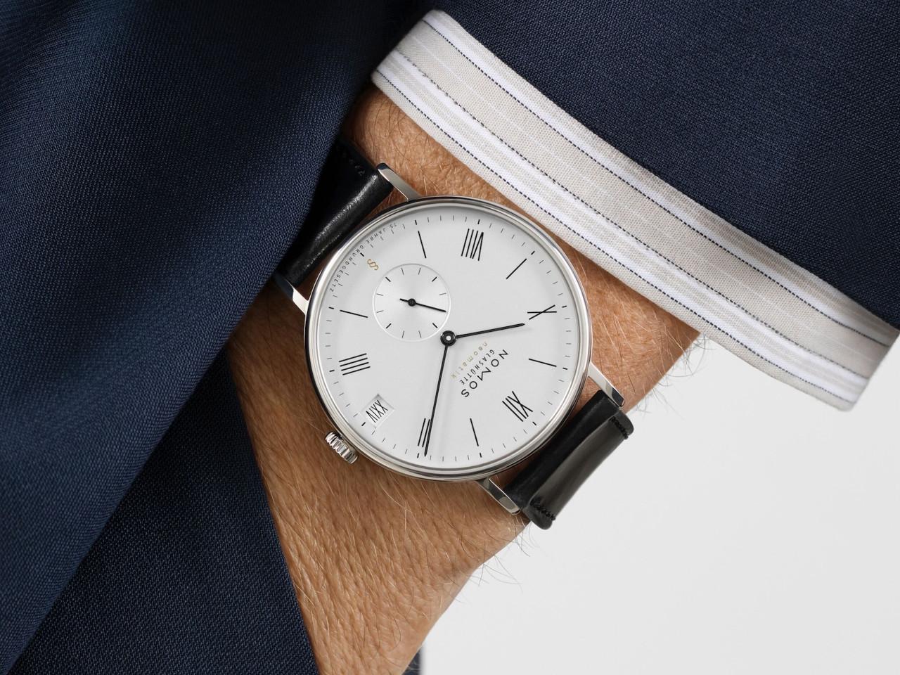 Nomos Glashütte Ludwig Neomatik 41 Datum 75 Jahre Grundgesetz Automatik Edelstahl 41mm weißes Zifferblatt schwarzes Lederband limitiert – Herrenuhren Uhr mit Datum aus Edelstahl und Leder. Das Gehäuse ist rund und silber. Das Lederarmband ist schwarz. Das Zifferblatt ist römisch Index und weiß. – Ansicht 7
