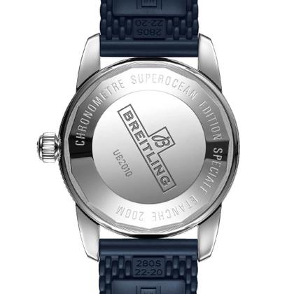 Breitling Superocean Heritage B20 Automatic 42 Edelstahl blaues Zifferblatt blaues Kautschukband – Herrenuhren Uhr mit Datum aus 750 Rotgold, Edelstahl und Keramik. Das Gehäuse ist rund und silber-roségold. Das Kautschuk / Kunststoff / Silikon Armband ist blau. Das Zifferblatt ist ein Index in blau. – Ansicht 4