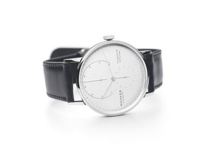 Nomos Glashütte Lambda 42 Handaufzug Weißgold 42mm weißes Zifferblatt schwarzes Lederband – Herrenuhren Uhr ohne Datum aus 750 Weißgold und Leder. Das Gehäuse ist rund und silber. Das Lederarmband ist schwarz. Das Zifferblatt ist ein Index in weiß. – Ansicht 2