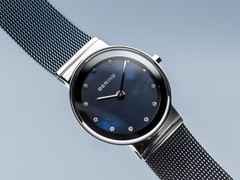 Bering 10126 Edelstahl Damenuhr blaues Zifferblatt blaues Edelstahlband – Damenuhren Uhr ohne Datum aus Edelstahl. Das Gehäuse ist rund und silber. Das Edelstahlarmband ist blau. Das Zifferblatt ist ein Index in blau. – Ansicht 2