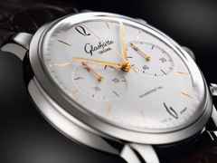 Glashütte Original Sixties Edelstahl silber Chronograph – Herrenuhren Chronograph aus Edelstahl. Das Gehäuse ist rund und silber. Das Lederarmband Kroko / Alligator ist schwarz. Das Zifferblatt ist ein Index in silber. – Ansicht 3