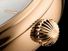 Glashütte Original Senator Alfred Helwig Tourbillon 1920 Handaufzug Roségold 40mm massivgoldenes Zifferblatt braunes Lederband Limitierte Edition – Herrenuhren Uhr ohne Datum aus 750 Rotgold. Das Gehäuse ist rund und roségold. Das Lederarmband Kroko / Alligator ist braun. Das Zifferblatt ist ein Index in weiß. – Ansicht 3